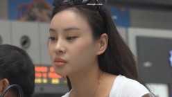 国内火车站候车厅卫生间偷拍白裙大波浪漂亮洋气妹子,就是B有点黑 截图7
