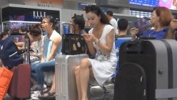 国内火车站候车厅卫生间偷拍白裙大波浪漂亮洋气妹子,就是B有点黑 截图8