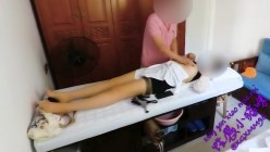 最新全网狂人硬核户外真实勾引骚女【性感小猫咪】，公交车站塞震动蛋自慰，路上车来车往 截图9