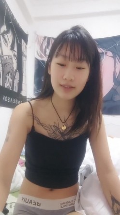 邻家妹妹纹身小美女！周末和男友操逼！跪着吃屌插嘴，扶腰后入爽的呻吟，射的有点快，满足不了妹妹 截图1