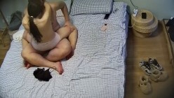酒店偷拍 渣男小胖发现追求的反差婊眼镜女友和其他男人关系暧昧醋意大发报复性操穴对白精彩 截图7