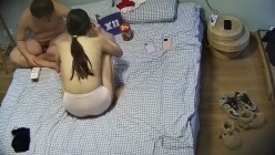 酒店偷拍 渣男小胖发现追求的反差婊眼镜女友和其他男人关系暧昧醋意大发报复性操穴对白精彩 截图15