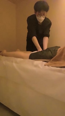 【黛西老师】，真实SPA按摩店偷拍，眼镜小帅哥刚上岗，白虎跳蛋塞逼逼，骚姐姐真会享受 截图2