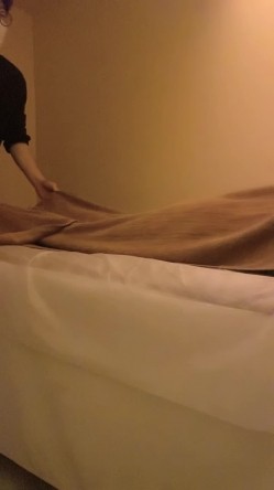 【黛西老师】，真实SPA按摩店偷拍，眼镜小帅哥刚上岗，白虎跳蛋塞逼逼，骚姐姐真会享受 截图9