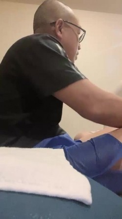 搞沐足按摩女，光头眼镜佬摸摸搞搞女技师，伸进内裤摸穴，后入摩擦屁股，最后打飞机撸射 截图4