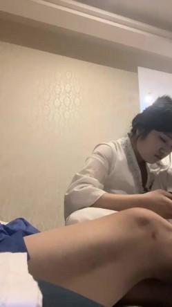 搞沐足按摩女，光头眼镜佬摸摸搞搞女技师，伸进内裤摸穴，后入摩擦屁股，最后打飞机撸射 截图8