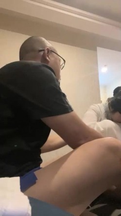 搞沐足按摩女，光头眼镜佬摸摸搞搞女技师，伸进内裤摸穴，后入摩擦屁股，最后打飞机撸射 截图10