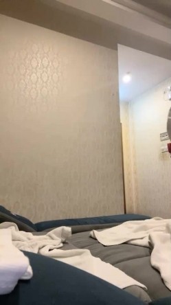 搞沐足按摩女，光头眼镜佬摸摸搞搞女技师，伸进内裤摸穴，后入摩擦屁股，最后打飞机撸射 截图13