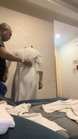 搞沐足按摩女，光头眼镜佬摸摸搞搞女技师，伸进内裤摸穴，后入摩擦屁股，最后打飞机撸射 截图14