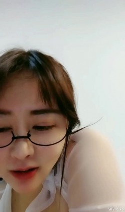 天然巨乳尤物 蜜桃Q妹 ，乳沟火辣，激情艳舞，跳蛋插洞，奶抖得极胸极胸！2 截图9
