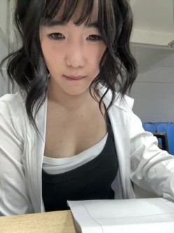️极品反差甜妹【lucy2027】表情非常可爱的学生妹趁着没人在教室和厕所自慰 截图1