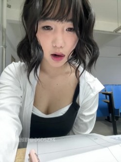 ️极品反差甜妹【lucy2027】表情非常可爱的学生妹趁着没人在教室和厕所自慰 截图2