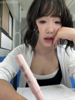 ️极品反差甜妹【lucy2027】表情非常可爱的学生妹趁着没人在教室和厕所自慰 截图7