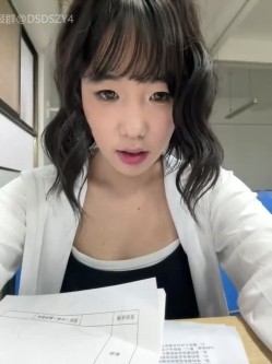 ️极品反差甜妹【lucy2027】表情非常可爱的学生妹趁着没人在教室和厕所自慰 截图12