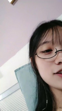 高颜值美女小骚货！娇滴滴骚的很！脱下内裤多毛骚穴，疯狂揉搓特写，伸出舌头一脸淫骚 截图1