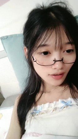 高颜值美女小骚货！娇滴滴骚的很！脱下内裤多毛骚穴，疯狂揉搓特写，伸出舌头一脸淫骚 截图2