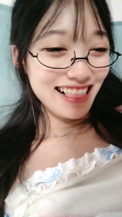 高颜值美女小骚货！娇滴滴骚的很！脱下内裤多毛骚穴，疯狂揉搓特写，伸出舌头一脸淫骚 截图4