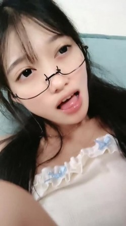 高颜值美女小骚货！娇滴滴骚的很！脱下内裤多毛骚穴，疯狂揉搓特写，伸出舌头一脸淫骚 截图7