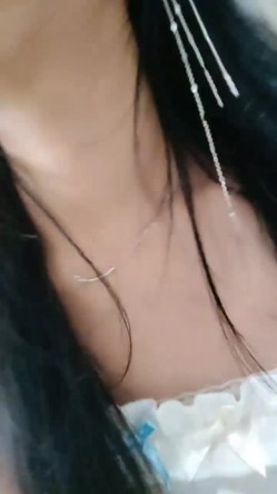 高颜值美女小骚货！娇滴滴骚的很！脱下内裤多毛骚穴，疯狂揉搓特写，伸出舌头一脸淫骚 截图8