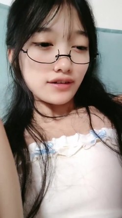 高颜值美女小骚货！娇滴滴骚的很！脱下内裤多毛骚穴，疯狂揉搓特写，伸出舌头一脸淫骚 截图11