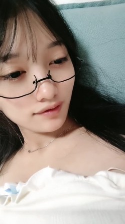 高颜值美女小骚货！娇滴滴骚的很！脱下内裤多毛骚穴，疯狂揉搓特写，伸出舌头一脸淫骚 截图13