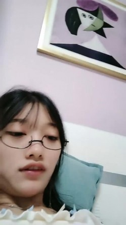 高颜值美女小骚货！娇滴滴骚的很！脱下内裤多毛骚穴，疯狂揉搓特写，伸出舌头一脸淫骚 截图14