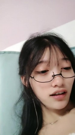 高颜值美女小骚货！娇滴滴骚的很！脱下内裤多毛骚穴，疯狂揉搓特写，伸出舌头一脸淫骚 截图15