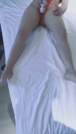 推特露脸反差婊熟女【A夫人】私拍，颜射放尿振动棒情趣内衣M腿秀B紫薇蝴蝶大黑逼相当炸裂 截图1