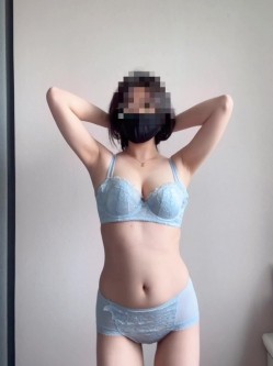 推特顶级SS级巨乳性感女神【小鲅鱼】私人定制，道具紫薇、户外露出、各种挑逗裸舞 截图13