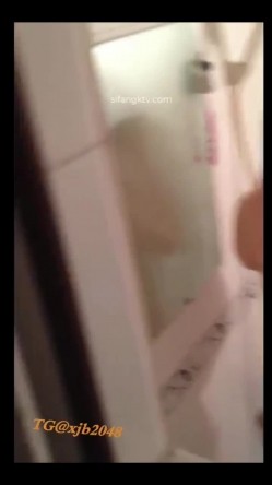 窗外偷拍女生宿舍漂亮学妹洗澡,站着洗逼很有撸点 截图15