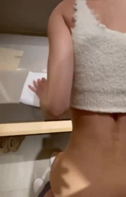 专约极品性感良家人妻，万里挑一的极品，趴窗边翘起翘臀迎接大肉棒进入，表面端庄人妻 私下反差母狗 截图1