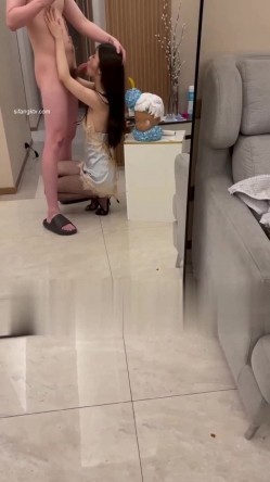 终极反差调教！颜值身材天花板某航极品空姐工作时是女神下班就是金主母狗~足交吃精浇尿啪啪各种侮辱 截图10
