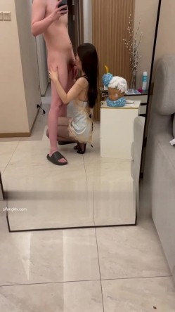 终极反差调教！颜值身材天花板某航极品空姐工作时是女神下班就是金主母狗~足交吃精浇尿啪啪各种侮辱 截图15