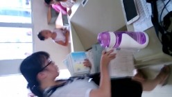熊孩子下课后不老实追着美女老师拍粉色内裤,技术还不错看到乌黑的阴毛了 截图13