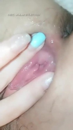 可爱的大都市白领妹子·· 甜甜脸蛋，穿着职业装下海，太喜欢她自慰流出的淫汁了，想舔干净！ 截图16