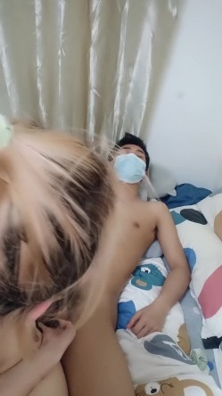 甜美可爱妹子和男友露脸聊骚勾引狼友，先慢慢口硬，女上位骑乘坐下传教士射在肚子上 截图12
