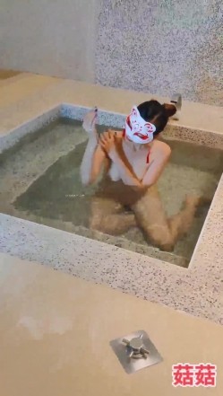 推特极品反差网红御姐【香菇】不雅私拍~粉丝联谊群交会换妻群P各种淫乱 截图8