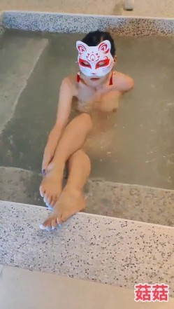 推特极品反差网红御姐【香菇】不雅私拍~粉丝联谊群交会换妻群P各种淫乱 截图15