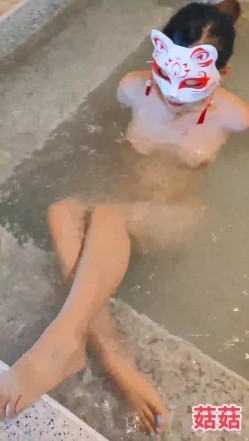 推特极品反差网红御姐【香菇】不雅私拍~粉丝联谊群交会换妻群P各种淫乱 截图16