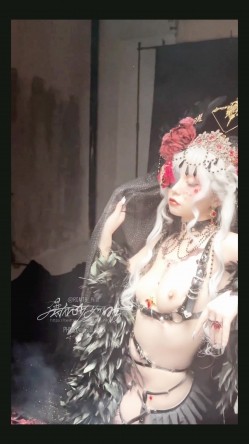 稀有露脸 高端ACG业界女神爆机少女 喵小吉 暗黑系Cos《鸦》敏感乳头变硬耸立 饱满少女阴户诱人至极 截图5