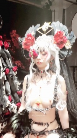 稀有露脸 高端ACG业界女神爆机少女 喵小吉 暗黑系Cos《鸦》敏感乳头变硬耸立 饱满少女阴户诱人至极 截图6
