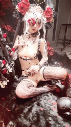 稀有露脸 高端ACG业界女神爆机少女 喵小吉 暗黑系Cos《鸦》敏感乳头变硬耸立 饱满少女阴户诱人至极 截图12