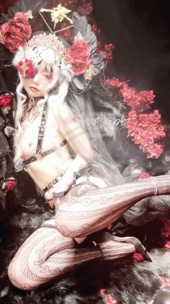 稀有露脸 高端ACG业界女神爆机少女 喵小吉 暗黑系Cos《鸦》敏感乳头变硬耸立 饱满少女阴户诱人至极 截图13