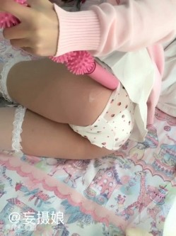 清纯反差双马尾LO萌妹『妄摄娘』福利私拍 在外是同学老师眼中的乖乖女，在私下是哥哥的鸡巴套子！ 截图7