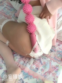 清纯反差双马尾LO萌妹『妄摄娘』福利私拍 在外是同学老师眼中的乖乖女，在私下是哥哥的鸡巴套子！ 截图13