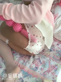 清纯反差双马尾LO萌妹『妄摄娘』福利私拍 在外是同学老师眼中的乖乖女，在私下是哥哥的鸡巴套子！ 截图14