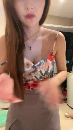 近期下海网红御姐，浴室洗澡湿身，揉捏两个大奶子，S型身材翘臀摆弄，掰开多毛小穴，小洞紧致 截图1