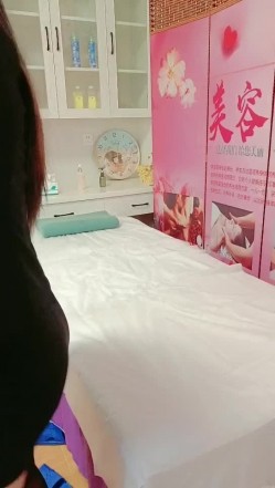 按摩店勾搭女技师，黑丝露脸给小哥做服务被小哥玩奶头，主动口交大鸡巴激情上位抽插草得很猛，压在身下干射 截图1