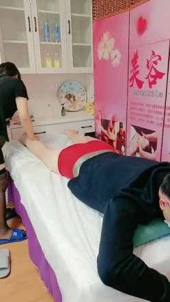 按摩店勾搭女技师，黑丝露脸给小哥做服务被小哥玩奶头，主动口交大鸡巴激情上位抽插草得很猛，压在身下干射 截图2