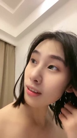 神似张碧晨的短发美女被男友疯狂蹂躏，【胡桃宝贝】，姨妈刚走就和男友激情啪啪，这男的也是毫不怜惜 截图2